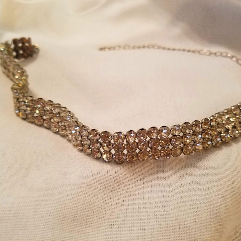 Chocker necklace with rhinestones very pretty